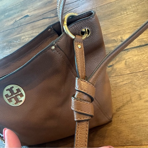 Tory Burch Tan Leather Shoulder Bag with Gold Accents - Picture 10 of 16